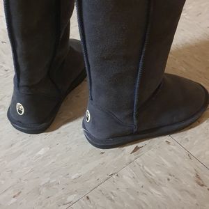 Woman's size 6 Bearpaw boots new